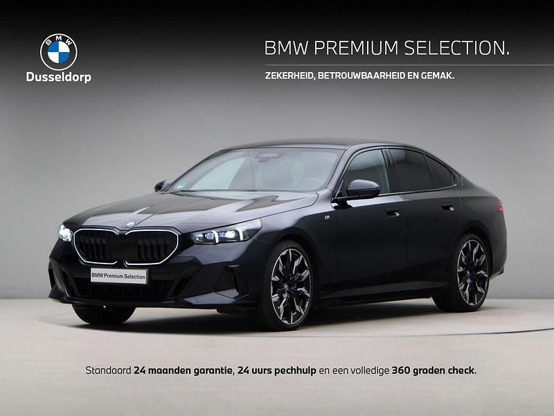 Blauw Gebruikt 2024 BMW 550e M Sport Sedan | € 79.950 (Super prijs) - Afbeelding 1/4