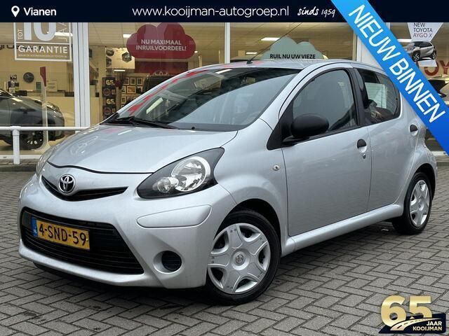 Grijs Gebruikt 2013 Toyota Aygo Hatchback | € 3.950 (Eerlijke prijs) - Afbeelding 1/4