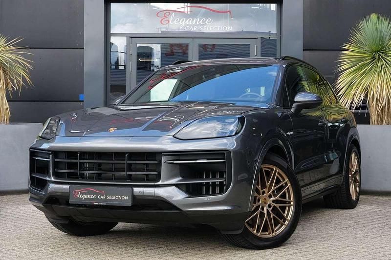 Grijs, metallic lak Gebruikt 2024 Porsche Cayenne SUV | € 104.950 - Afbeelding 1/4