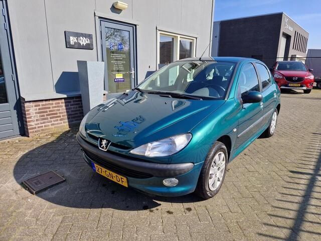 Groen Gebruikt 2001 Peugeot 206 Hatchback | € 2.945 - Afbeelding 1/4