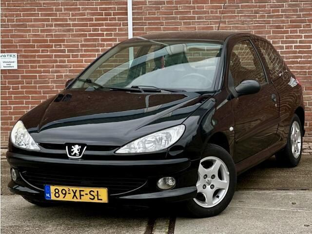 Zwart, metallic lak Gebruikt 2002 Peugeot 206 Hatchback | € 1.250 (Eerlijke prijs) - Afbeelding 1/4
