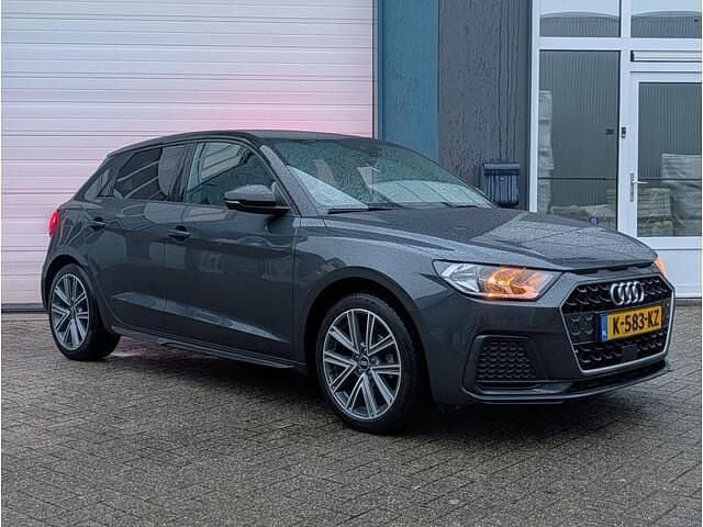 Grijs (metallic) Occasion 2021 Audi A1 Sportback Premium Hatchback | € 18.950 (Goede deal) - Afbeelding 1/4