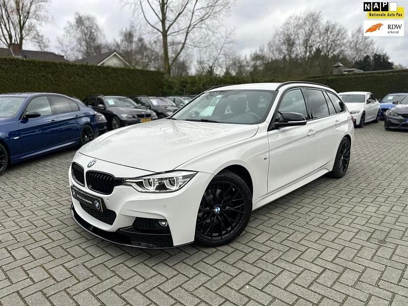 Wit Gebruikt 2017 BMW 318 Executive Stationwagen | € 17.950 (Duur) - Afbeelding 1/4