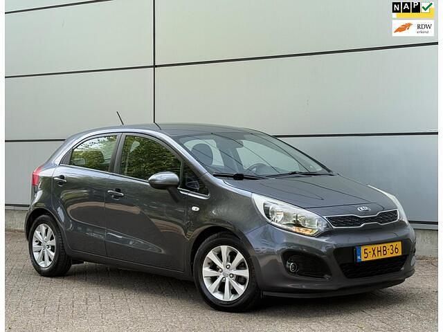Grijs Gebruikt 2014 Kia Rio Hatchback | € 5.450 (Goede deal) - Afbeelding 1/4