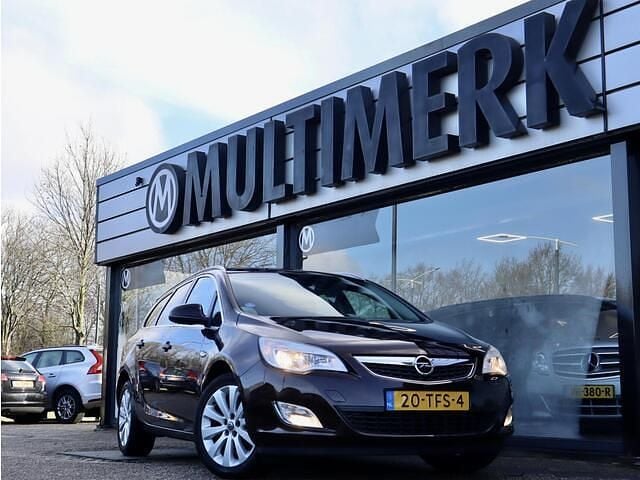 Bruin Occasion 2012 Opel Astra Cosmo Stationwagen | € 3.445 (Eerlijke prijs) - Afbeelding 1/4