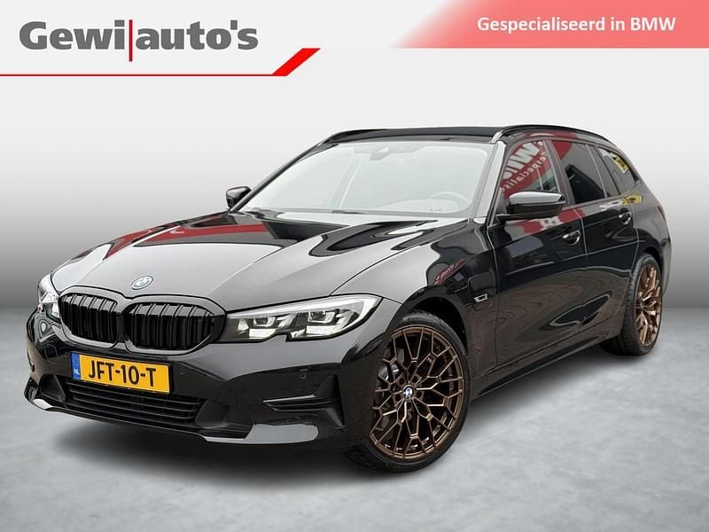 Zwart, metallic lak Gebruikt 2022 BMW 320e Basis Stationwagen | € 33.750 (Goede deal) - Afbeelding 1/4