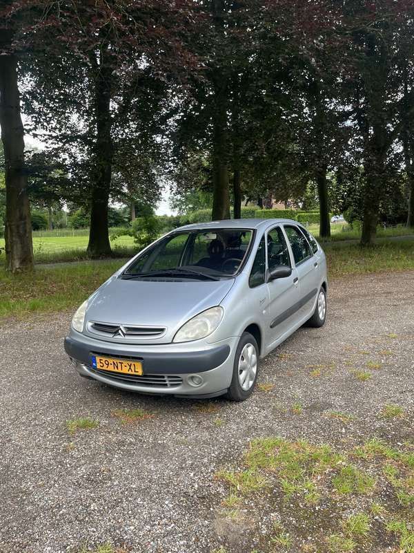 Grijs Gebruikt 2004 Citroën Xsara Picasso MPV | € 875 (Eerlijke prijs) - Afbeelding 1/4