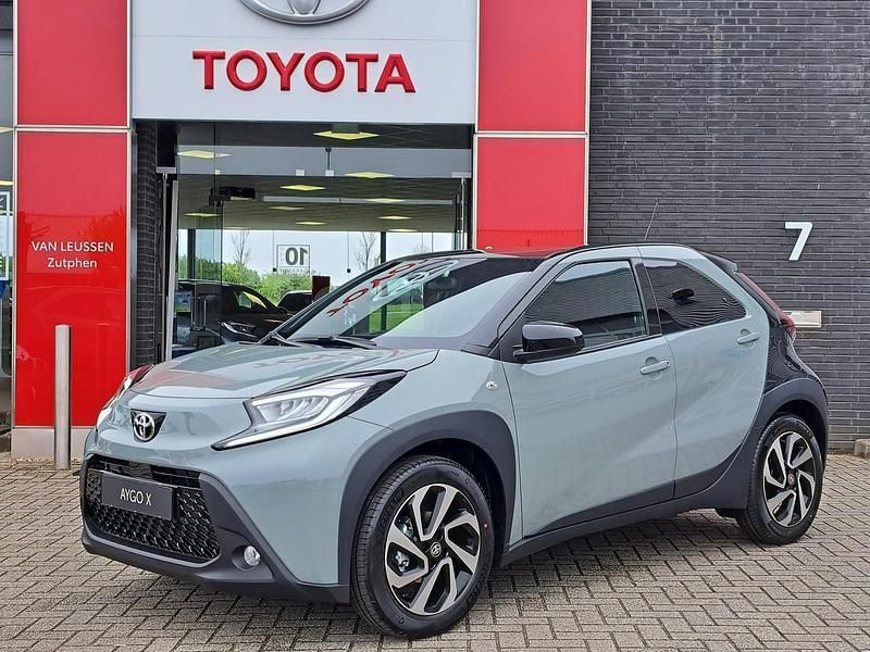 Groen Nieuw 2025 Toyota Aygo Pulse Hatchback | € 23.793 (Eerlijke prijs) - Afbeelding 1/4
