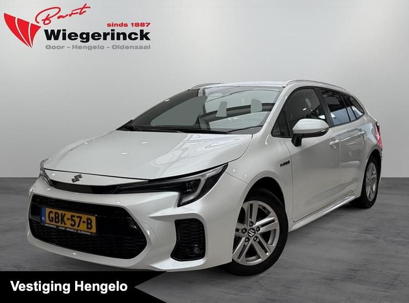 Wit, metallic lak Gebruikt 2024 Suzuki Swace Style Stationwagen | € 28.949 (Eerlijke prijs) - Afbeelding 1/4