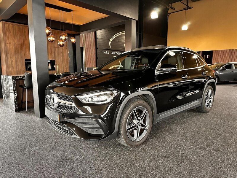 Zwart Gebruikt 2023 Mercedes GLA250 AMG line SUV | € 43.950 (Eerlijke prijs) - Afbeelding 1/4