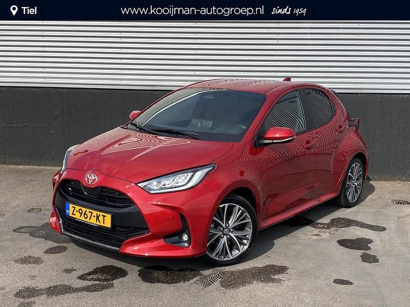 Occasion Toyota Yaris Hybrid Executive 131 PK (96 kW) 2024 Rood Hatchback