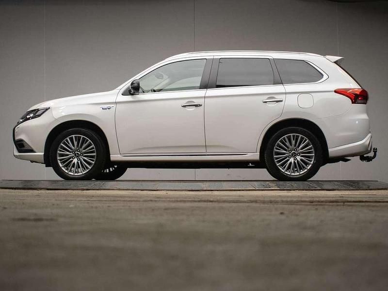 Wit, metallic lak Gebruikt 2020 Mitsubishi Outlander P-HEV Instyle SUV | € 18.945 (Goede deal) - Afbeelding 1/4