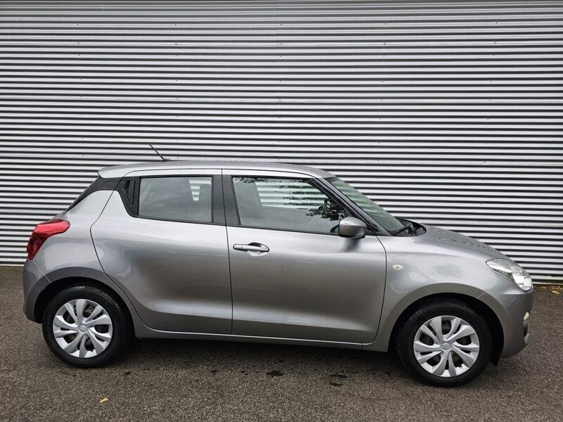 Grijs Gebruikt 2017 Suzuki Swift Comfort Hatchback | € 11.950 (Eerlijke prijs) - Afbeelding 1/4