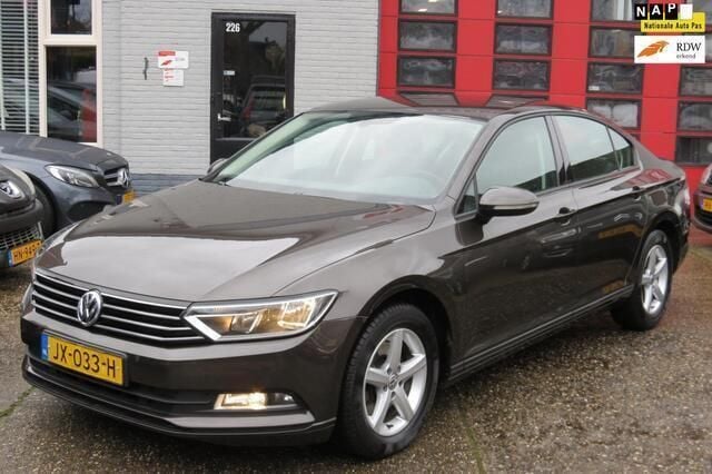 Bruin Gebruikt 2016 VW Passat Trendline Sedan | € 8.999 (Goede deal) - Afbeelding 1/4