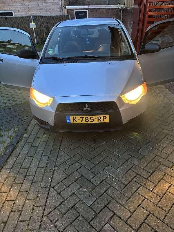 Zilver Gebruikt 2009 Mitsubishi Colt Hatchback | € 1.800 (Eerlijke prijs) - Afbeelding 1/4