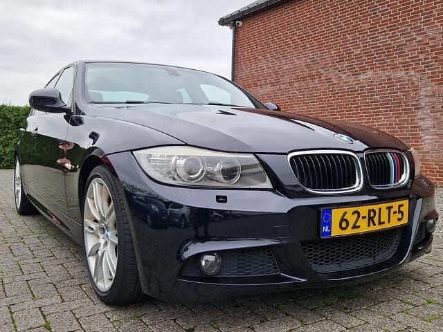 Zwart Gebruikt 2011 BMW 318 M Sport Sedan | € 7.750 (Eerlijke prijs) - Afbeelding 1/4