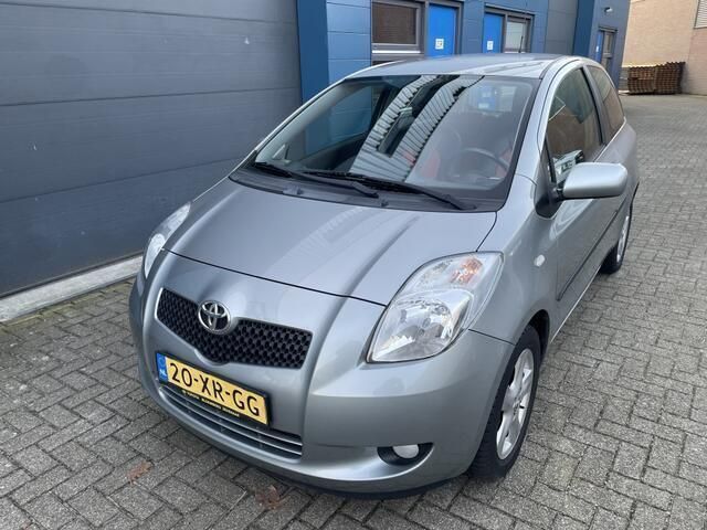 Grijs Gebruikt 2007 Toyota Yaris Luna Hatchback | € 4.495 (Eerlijke prijs) - Afbeelding 1/4