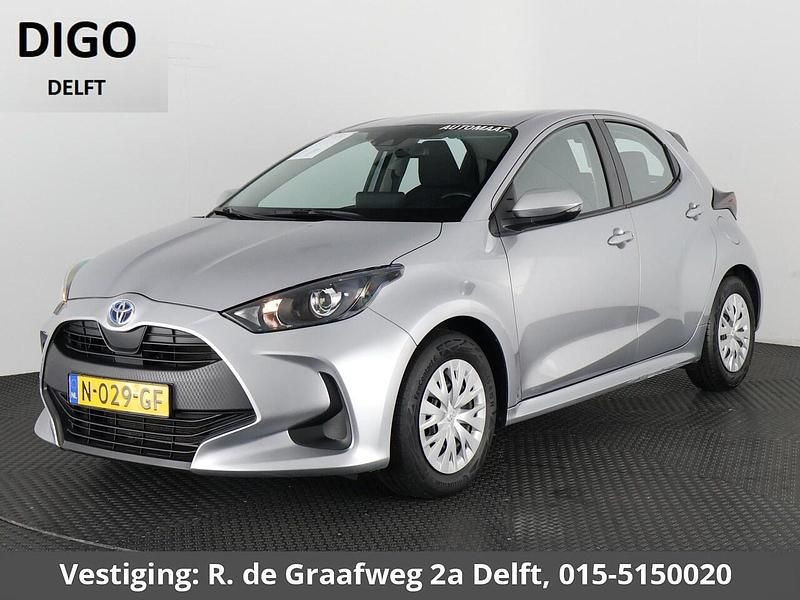 Grijs Gebruikt 2021 Toyota Yaris Hybrid Active Hatchback | € 19.100 (Goede deal) - Afbeelding 1/3