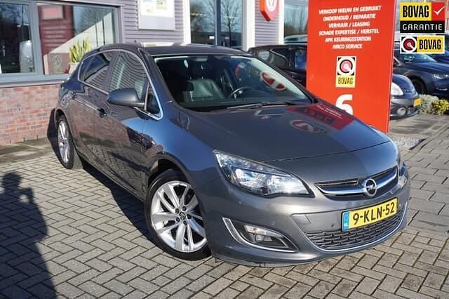 Grijs Occasion 2013 Opel Astra Sport Hatchback | € 6.295 (Eerlijke prijs) - Afbeelding 1/4