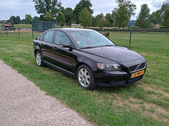 Zwart Occasion 2004 Volvo S40 Kinetic Sedan | € 2.250 (Eerlijke prijs) - Afbeelding 1/4