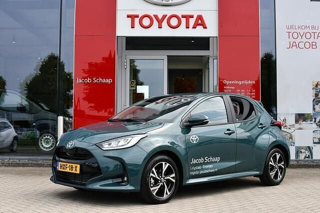 Groen, metallic lak Nieuw 2025 Toyota Yaris Comfort Hatchback | € 32.985 (Duur) - Afbeelding 1/4