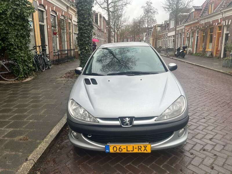 Grijs Gebruikt 2003 Peugeot 206 Hatchback | € 1.150 (Eerlijke prijs) - Afbeelding 1/4