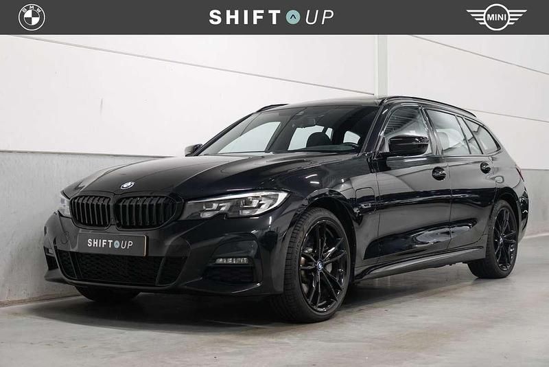 Zwart Gebruikt 2022 BMW 330e M Sport Stationwagen | € 34.940 (Goede deal) - Afbeelding 1/3