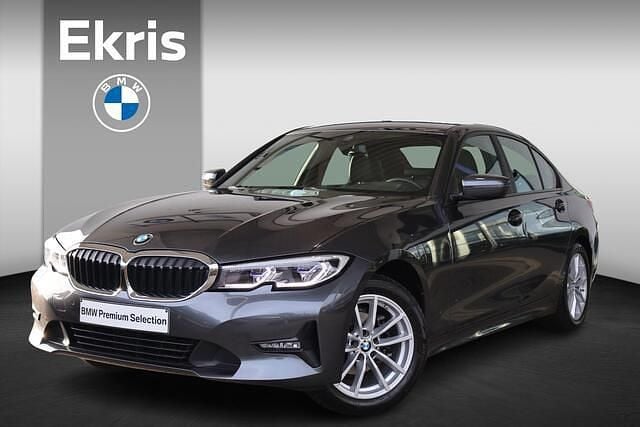 Grijs Occasion 2021 BMW 318 Comfort Edition Sedan | € 31.900 (Goede deal) - Afbeelding 1/4
