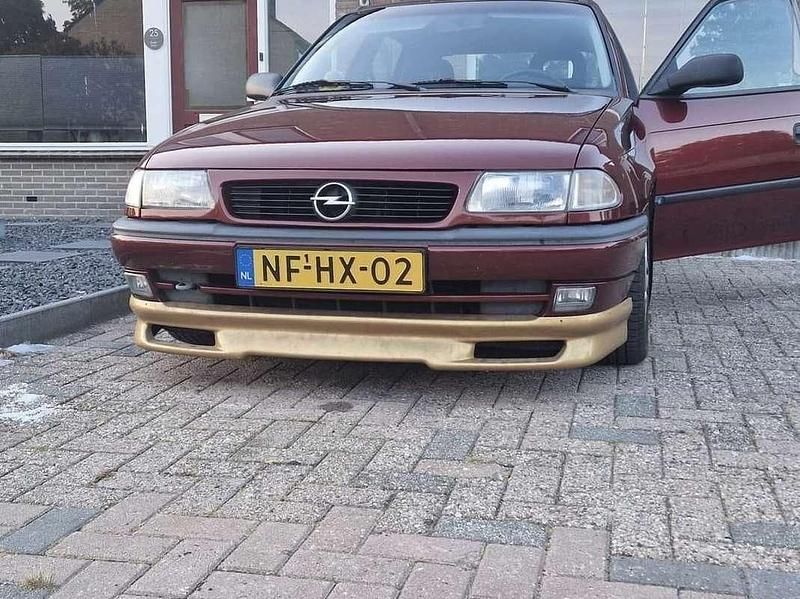 Rood Gebruikt 1995 Opel Astra Hatchback | € 1.500 - Afbeelding 1/4