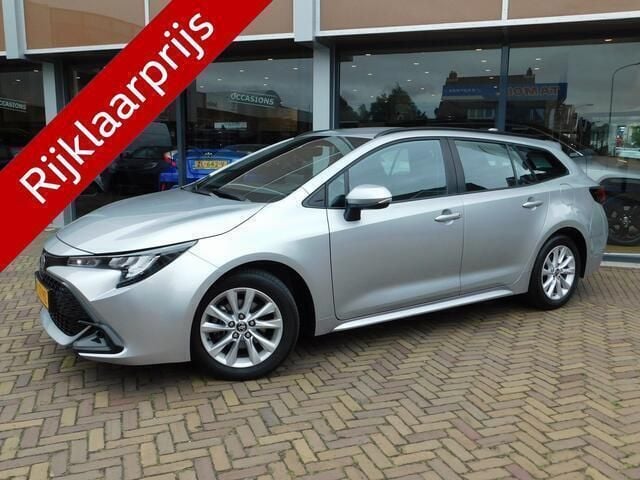 Grijs, metallic lak Gebruikt 2024 Toyota Corolla Active Stationwagen | € 29.400 (Eerlijke prijs) - Afbeelding 1/4