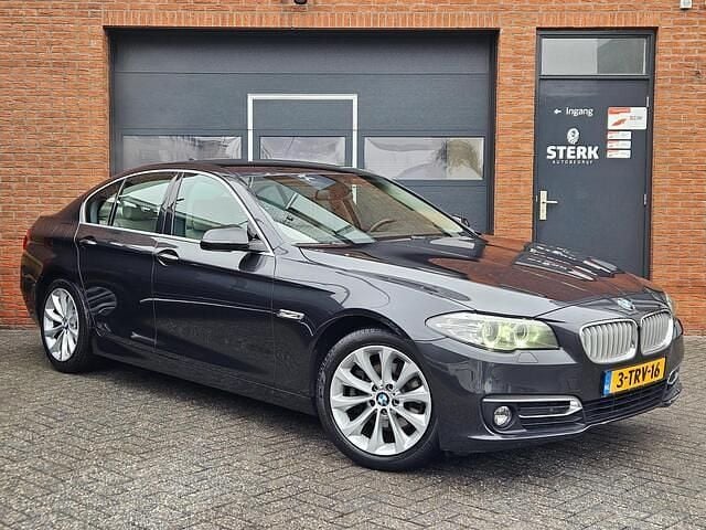 Grijs (metallic) Occasion 2014 BMW 520 Luxury Line Sedan | € 17.350 (Eerlijke prijs) - Afbeelding 1/4