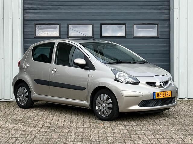 Occasion Toyota Aygo 68 PK (50 kW) 2008 Beige (metallic) Hatchback