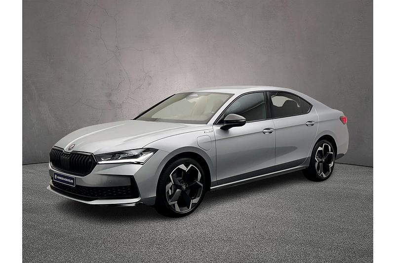 Pebble silver Nieuw 2025 Skoda Superb Business Line Hatchback | € 52.325 (Goede deal) - Afbeelding 1/4