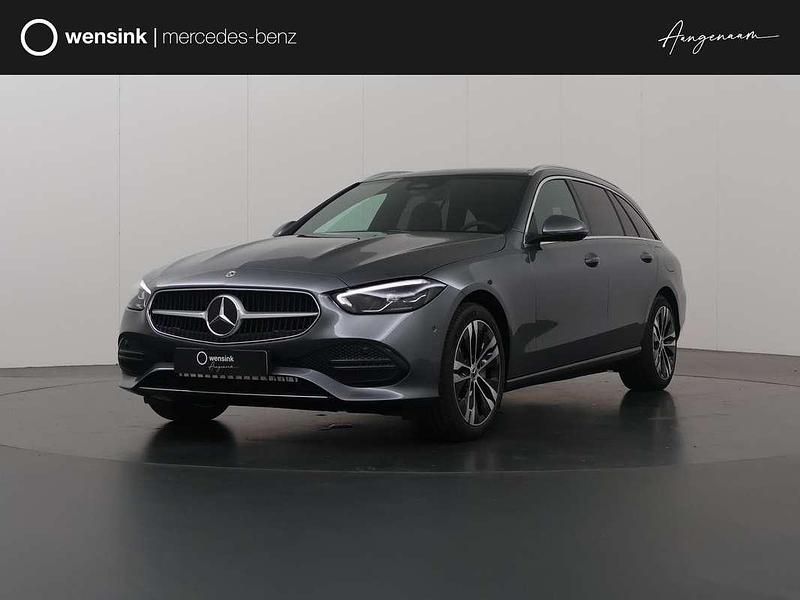 Grijs, metallic lak Nieuw 2024 Mercedes C300e Edition Stationwagen | € 55.900 (Eerlijke prijs) - Afbeelding 1/4
