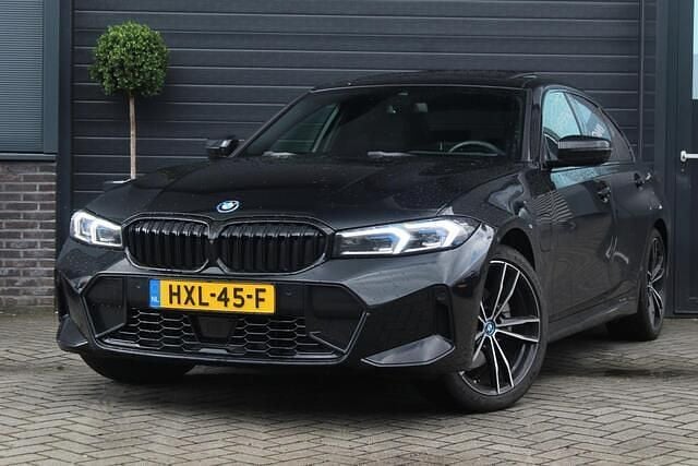 Zwart Gebruikt 2024 BMW 330 M Sport Sedan | € 47.495 (Eerlijke prijs) - Afbeelding 1/4
