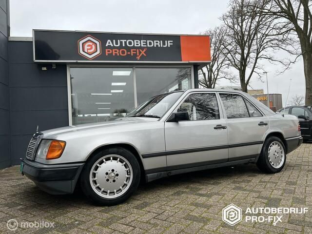 Grijs Gebruikt 1989 Mercedes 200 Sedan | € 7.750 - Afbeelding 1/4