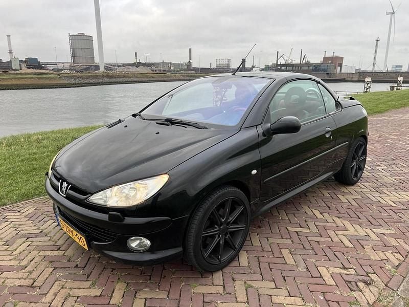 Zwart Gebruikt 2002 Peugeot 206 CC Cabriolet | € 975 (Goede deal) - Afbeelding 1/4
