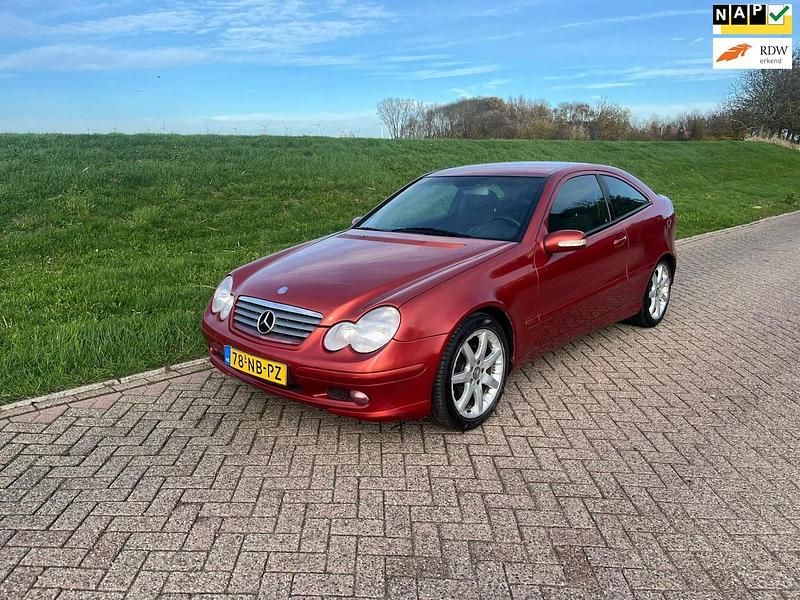Oranje Gebruikt 2003 Mercedes C180 Coupé | € 2.950 (Eerlijke prijs) - Afbeelding 1/4