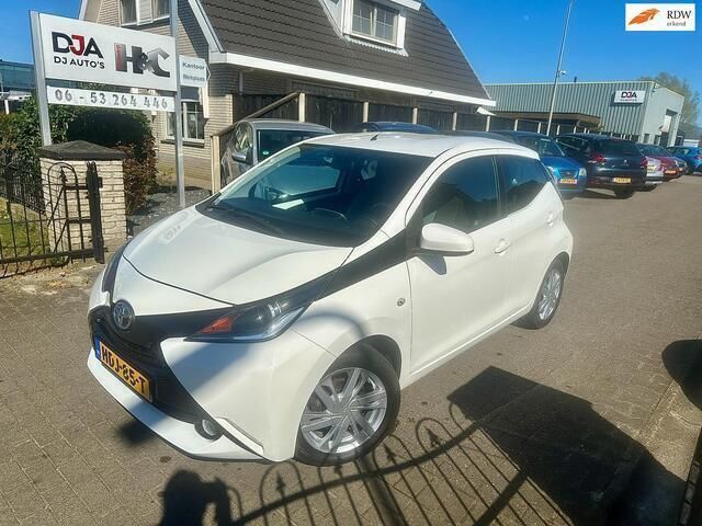 Wit Gebruikt 2015 Toyota Aygo X-cite Hatchback | € 6.950 (Eerlijke prijs) - Afbeelding 1/4