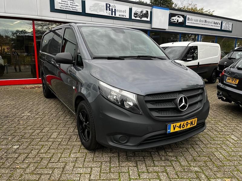 Grijs (metallic) Gebruikt 2018 Mercedes Vito Sedan | € 9.900 - Afbeelding 1/4