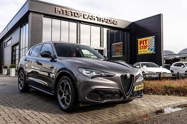 Grijs Gebruikt 2023 Alfa Romeo Stelvio Veloce SUV | € 54.500 (Eerlijke prijs) - Afbeelding 1/3