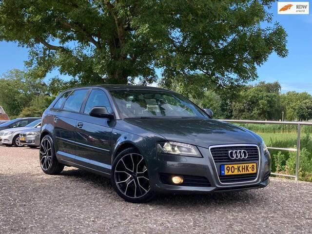 Grijs, metallic lak Gebruikt 2009 Audi A3 Sportback S-Line Hatchback | € 8.975 (Iets duurder) - Afbeelding 1/4