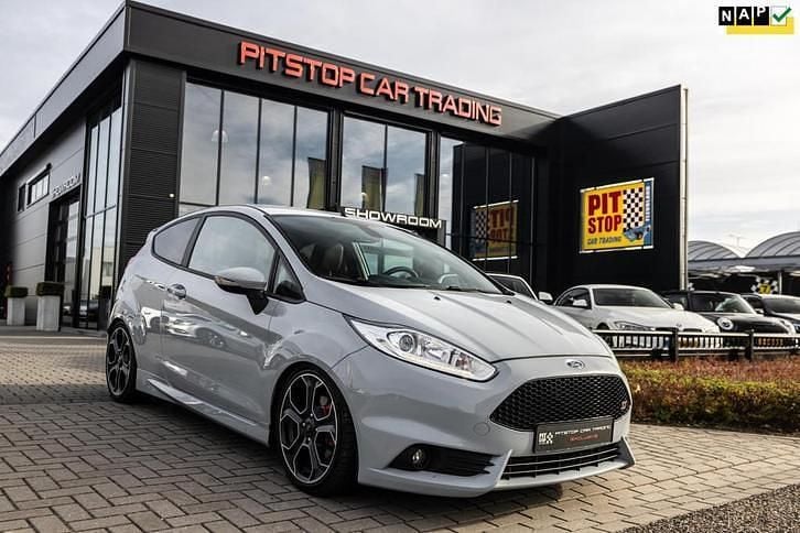 Grijs Gebruikt 2016 Ford Fiesta ST200 Hatchback | € 18.750 - Afbeelding 1/4