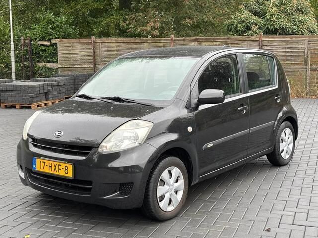 Zwart Gebruikt 2009 Daihatsu Sirion Hatchback | € 3.495 (Eerlijke prijs) - Afbeelding 1/4