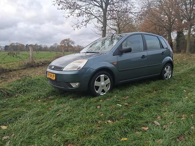 Blauw (metallic) Gebruikt 2002 Ford Fiesta Hatchback | € 1.250 (Eerlijke prijs) - Afbeelding 1/4