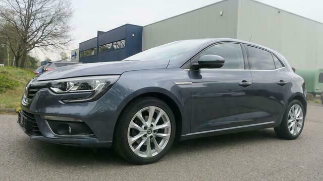 Grijs Gebruikt 2016 Renault Mégane III Intens Sedan | € 12.900 - Afbeelding 1/4
