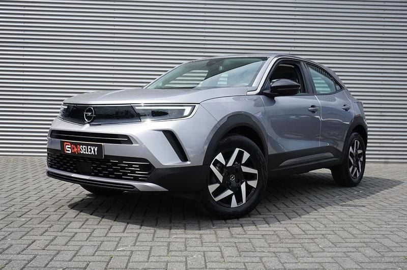 Grijs Gebruikt 2024 Opel Mokka SUV | € 24.675 (Eerlijke prijs) - Afbeelding 1/4
