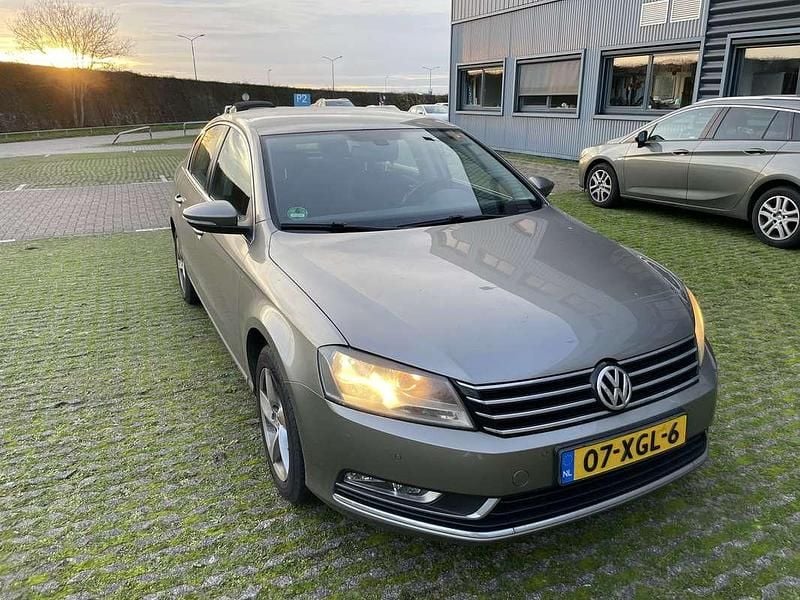 Bruin Gebruikt 2012 VW Passat Sedan | € 6.000 (Goede deal) - Afbeelding 1/4