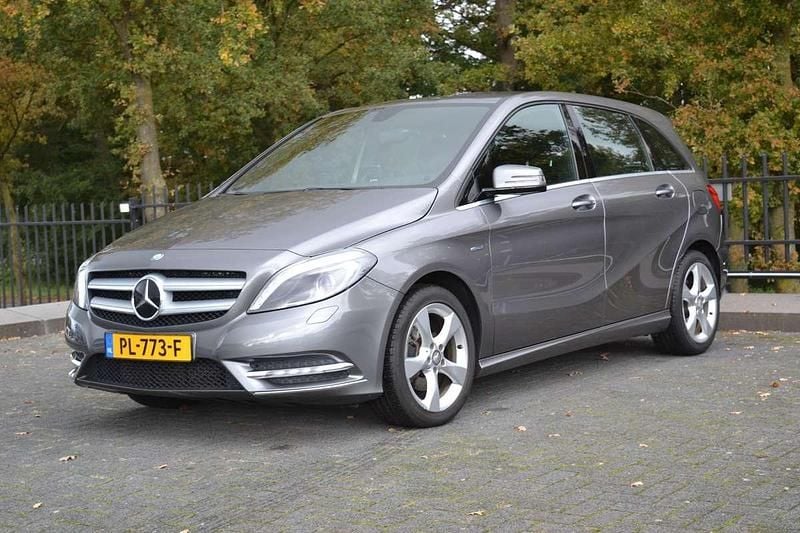 Grijs Gebruikt 2012 Mercedes B200 Ambition MPV | € 10.950 (Eerlijke prijs) - Afbeelding 1/4