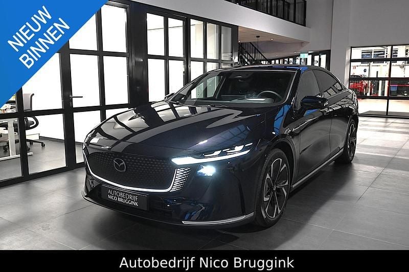 Zwart Gebruikt 2025 Mazda 6e Takumi-Line Sedan | € 44.040 (Eerlijke prijs) - Afbeelding 1/4